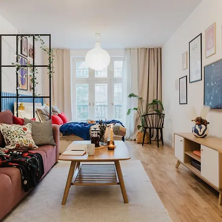 Apartment Days - Funky - Netflix - Center *