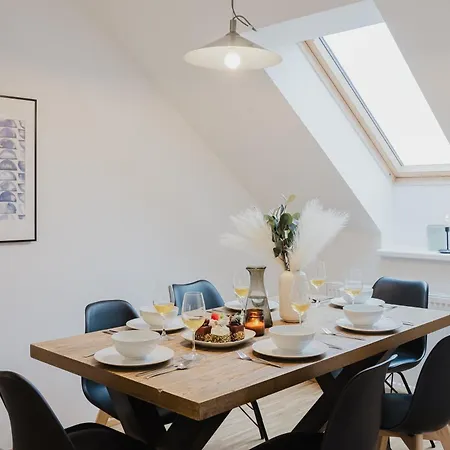 Days - Attic Loft - Work Space - Private Parking Apartment Prague