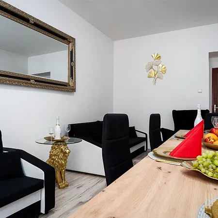 Black Lion Kingdom Apartment *