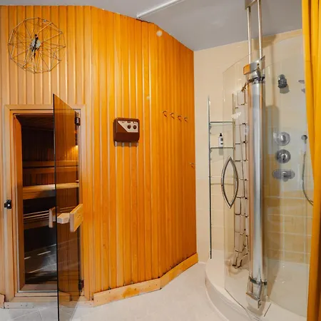 Unique With Private Pool, Cinema, 布拉格