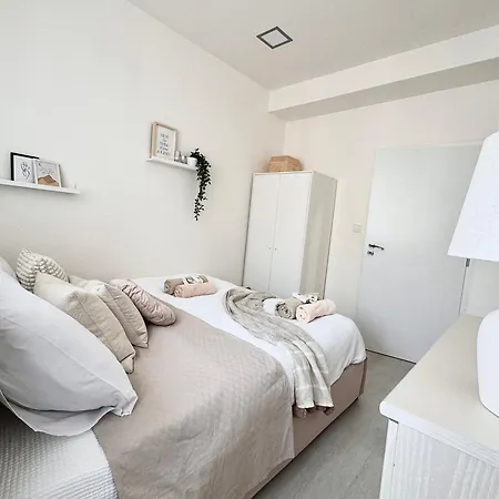 Modern Hideaway Apartment *