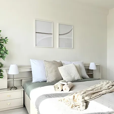 Modern Hideaway Apartment *