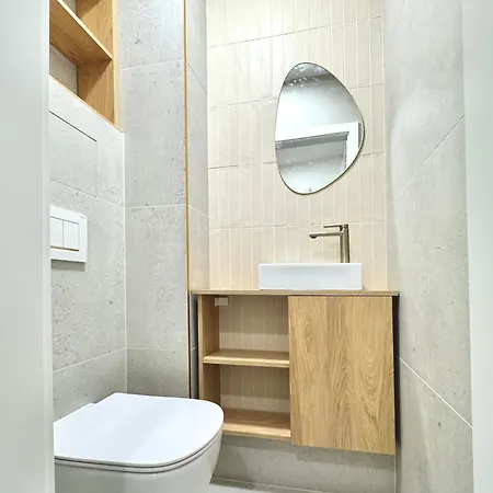 National Theatre With 2 Bathrooms Center