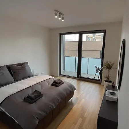 Apartment Modern Stylish With Private Garage *