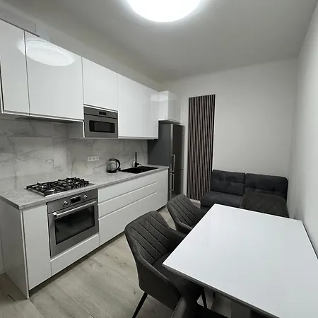Modern, Comfortable Near The Metro Apartment