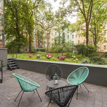 Apartment Modern With Garden