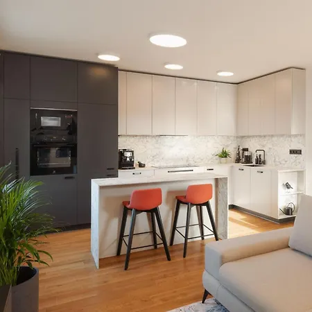 Luxury Sunny - Garage Parking, Metro, Balcony, Ps5 With Games Apartment *