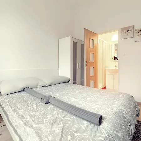 Stylish In Heart Of Zizkov Near Iconic Sites Apartament *