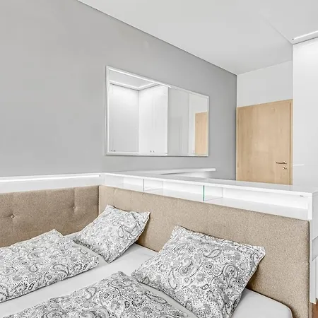 New Large Apartment, Free Parking! Prague