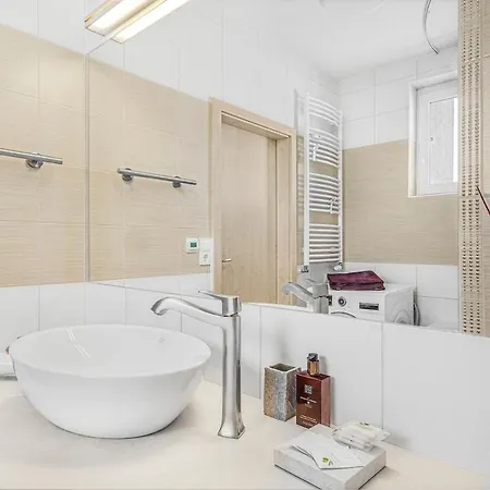 New Large Apartment, Free Parking!