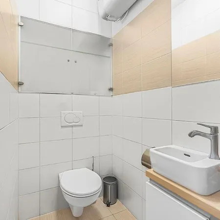 New Large Apartment, Free Parking! *