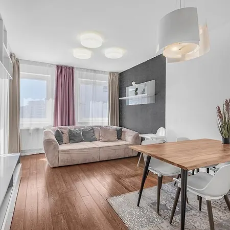 New Large Apartment, Free Parking! Prague