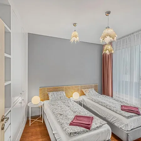 New Large Apartment, Free Parking! Apartment