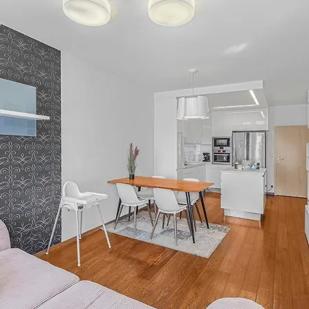 New Large Apartment, Free Parking! Prague