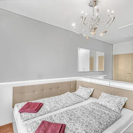 New Large Apartment, Free Parking! Apartment