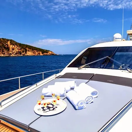 The Families Motor Yacht Spain * Praag
