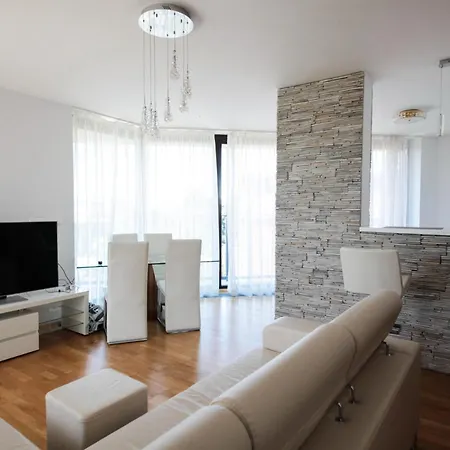 Prostorny 3kk S Krasnou Terasou A Vnitrnim Parkem Apartment Prague