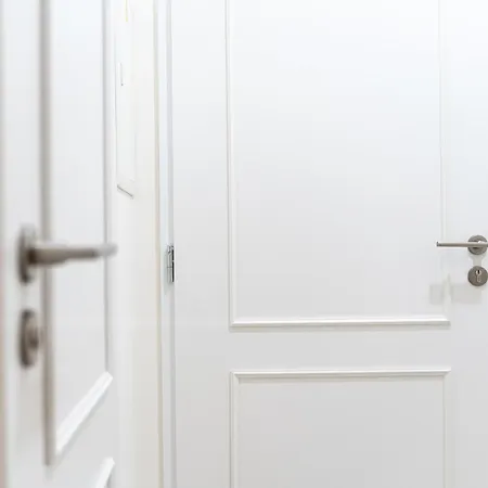 Apartment 1 New Just Steps Away From Old Town And The Florence Bus Station *