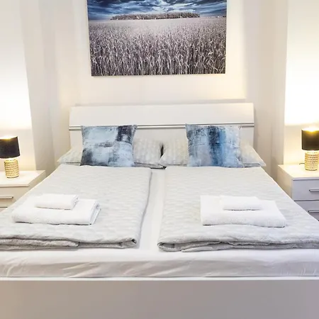 1 New Just Steps Away From Old Town And The Florence Bus Station Apartment