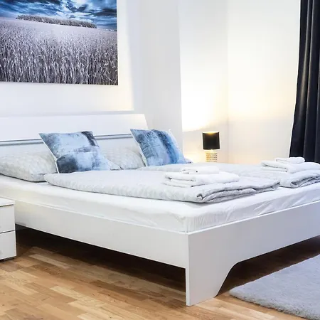 1 New Just Steps Away From Old Town And The Florence Bus Station Prague