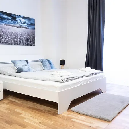 1 New Just Steps Away From Old Town And The Florence Bus Station *
