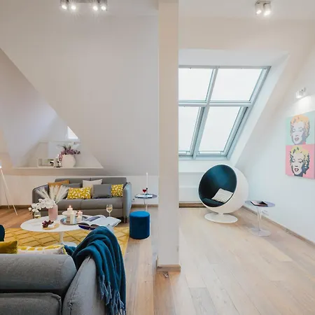 Days - 3bdr Attic Loft-style - Fireplace - Center