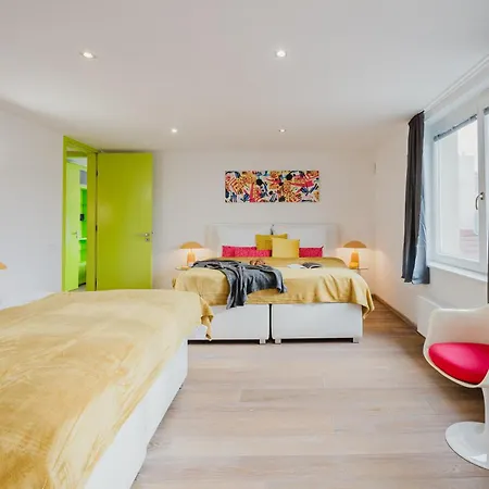 Days - 3bdr Attic Loft-style - Fireplace - Center Apartment *