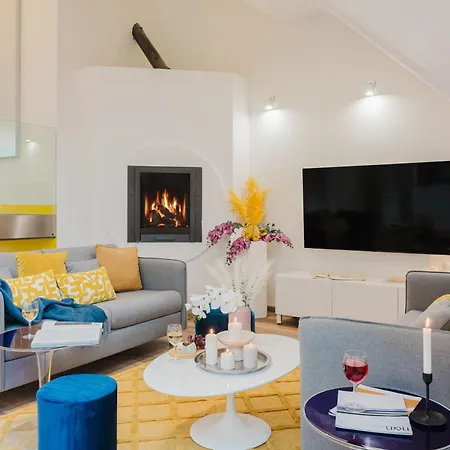 Days - 3bdr Attic Loft-style - Fireplace - Center Apartment Prague