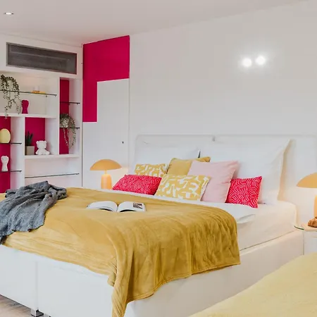 Apartment Days - 3bdr Attic Loft-style - Fireplace - Center *