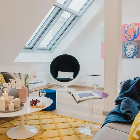Days - 3bdr Attic Loft-style - Fireplace - Center *