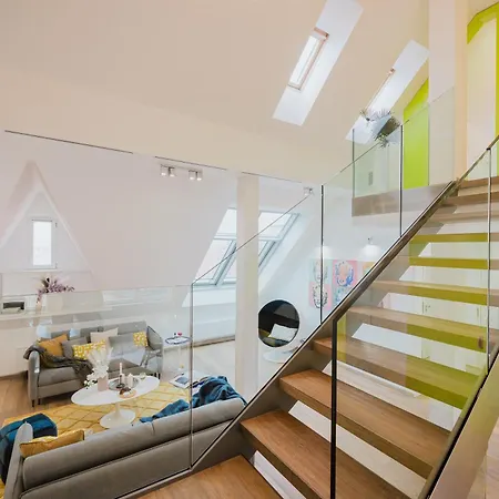 Days - 3bdr Attic Loft-style - Fireplace - Center