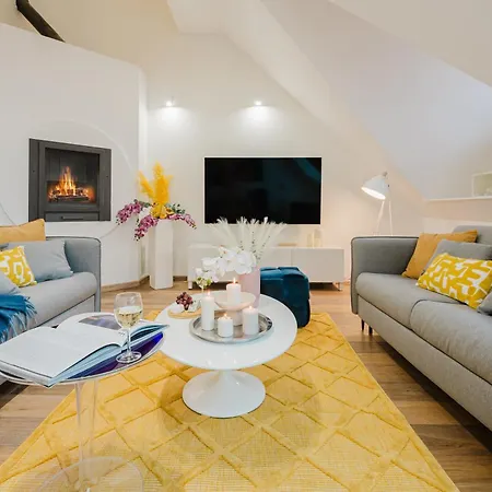 Apartment Days - 3bdr Attic Loft-style - Fireplace - Center