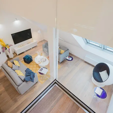 Apartment Days - 3bdr Attic Loft-style - Fireplace - Center *