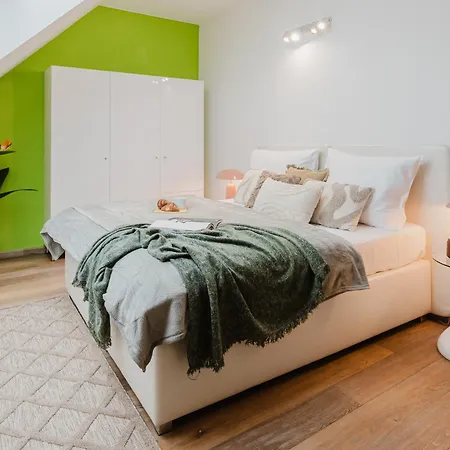Days - 3bdr Attic Loft-style - Fireplace - Center *