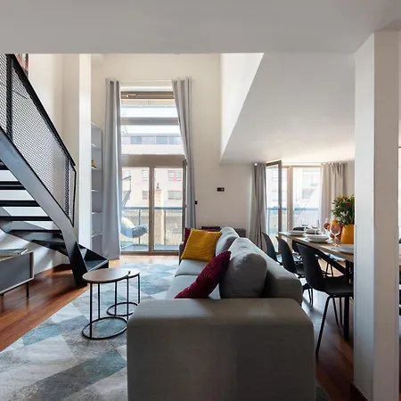 Deluxe With Balcony Near Center Apartment *