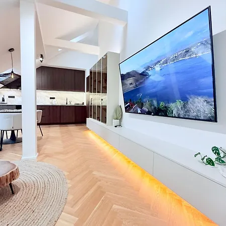 Luxury New With Balcony Steps From Wenceslas Square Apartment *