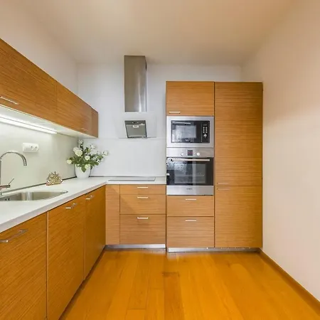 Sir Charles Bridge Apartment