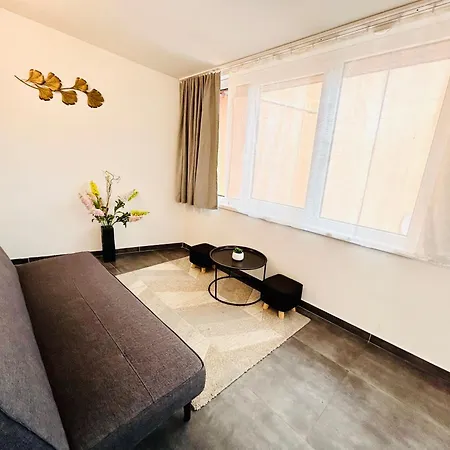 Apartment With Free Parking 5 Prague
