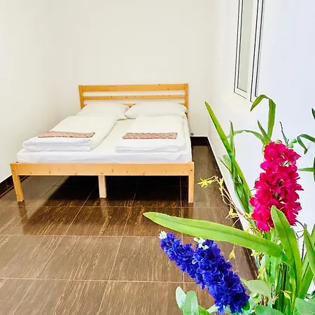 With Free Parking 5 Apartment