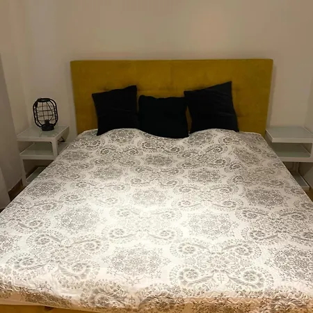 Holesovice Parking Apartment *