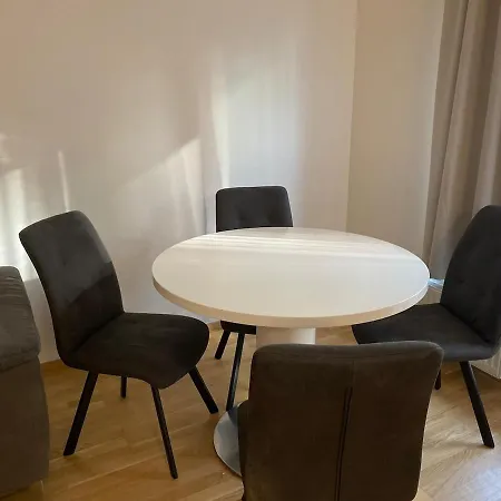 Holesovice Parking Apartment *
