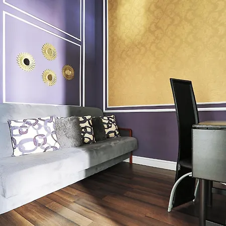 Two-bedroom Haven In The Old Town Appartamento