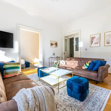 Charming 2bedroom Old Town Apartment *