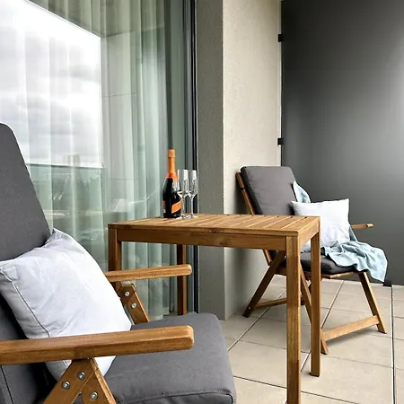아파트 Real Living By Refa Balcony Retreat 75