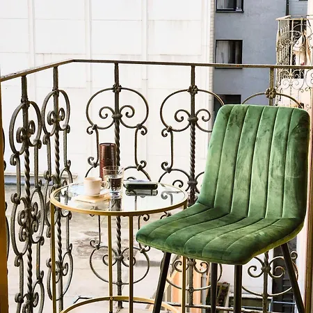 Cinematic With Pool Table & Cinema In The Heart Of Prague