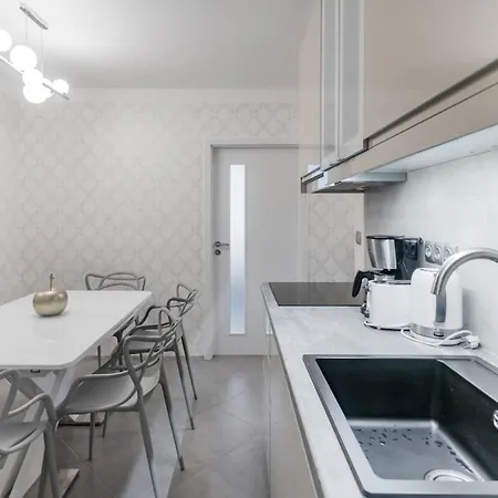 Pastel Art Deco 3bdr Ruterra Apartment