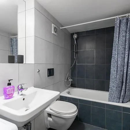 Loft Spacious In Prag