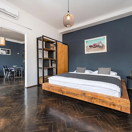 Floor Industrial With A River View Apartment *