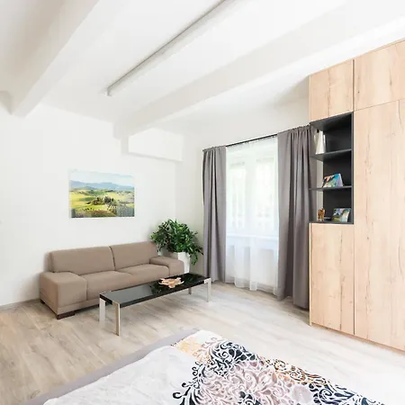 By The Metro With Private Parking Apartment Prague