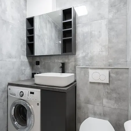 By The Metro With Private Parking Apartment *